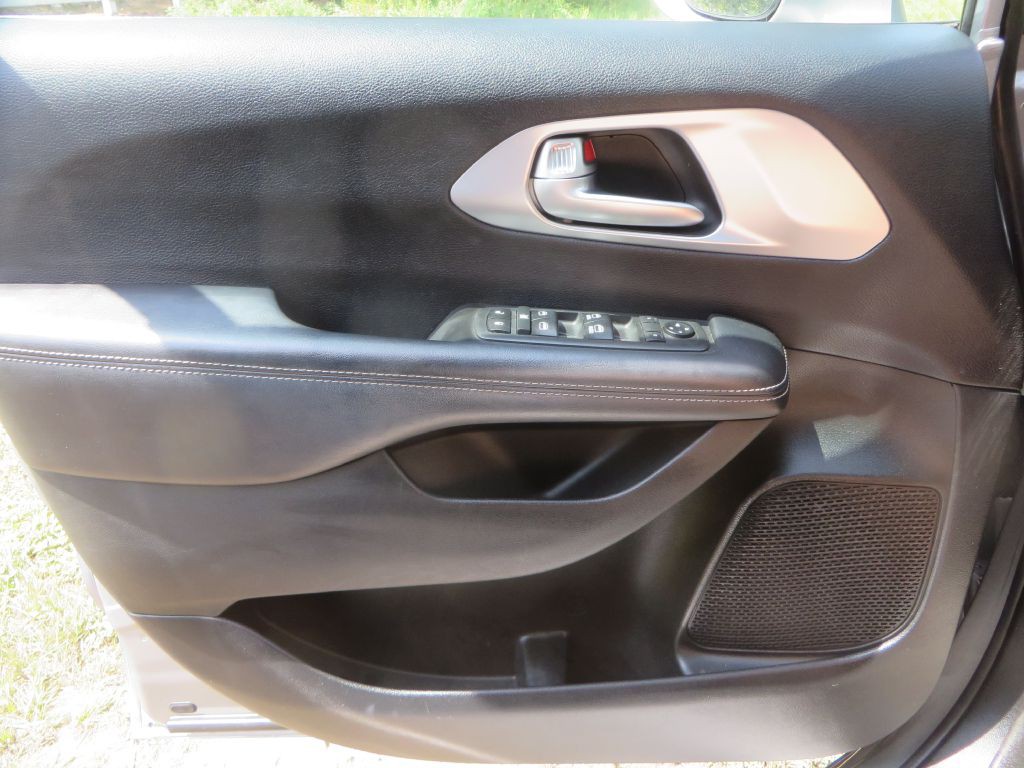 2018 Chrysler Pacifica Image 18