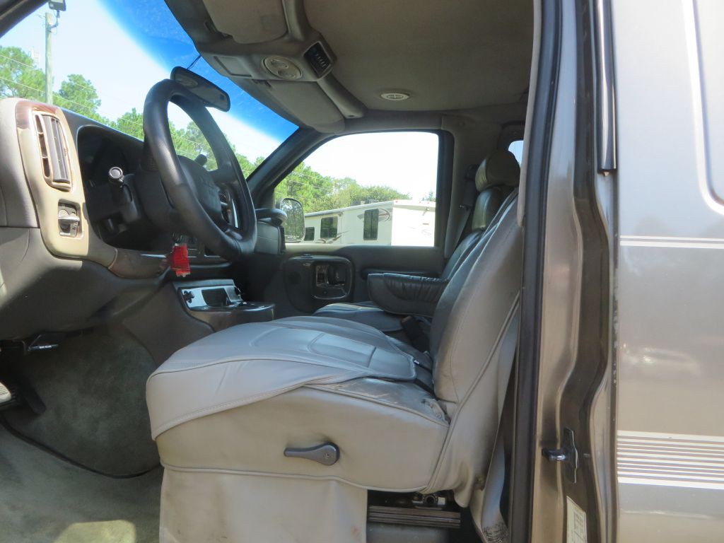 2002 GMC Savana Image 10