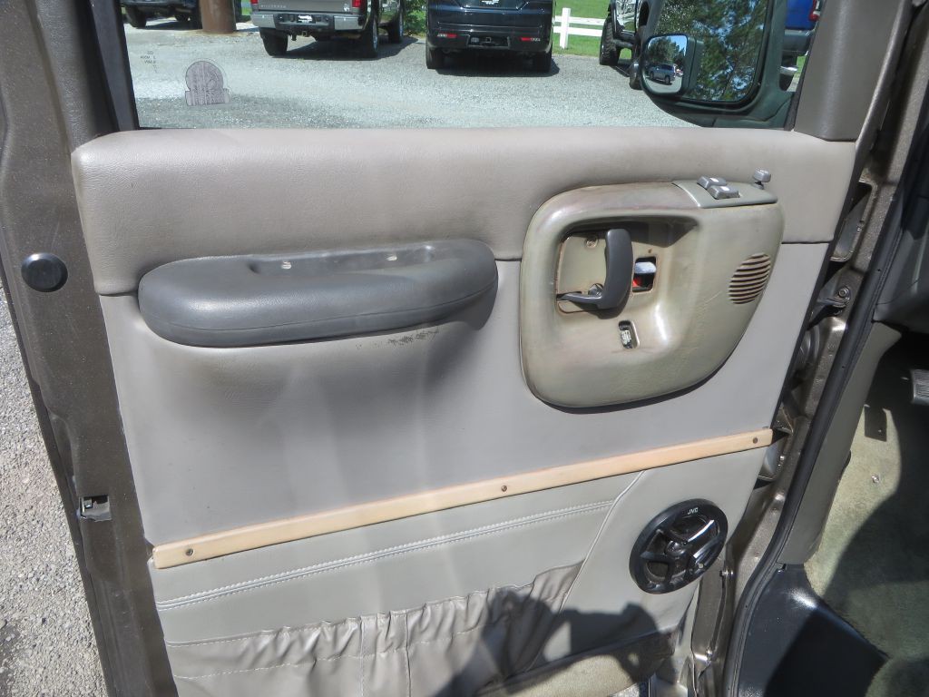 2002 GMC Savana Image 11