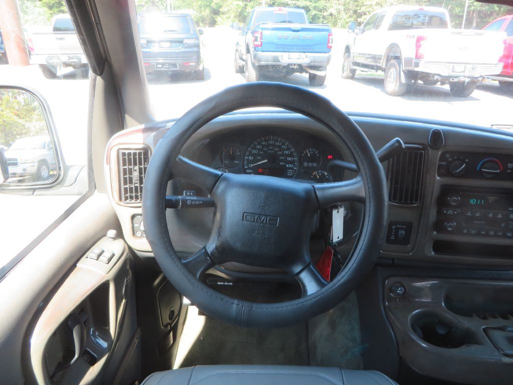 2002 GMC Savana Image 12