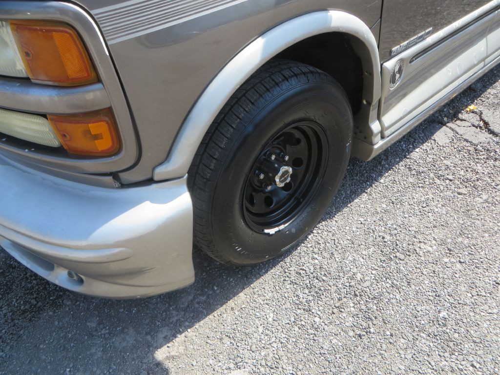 2002 GMC Savana Image 24