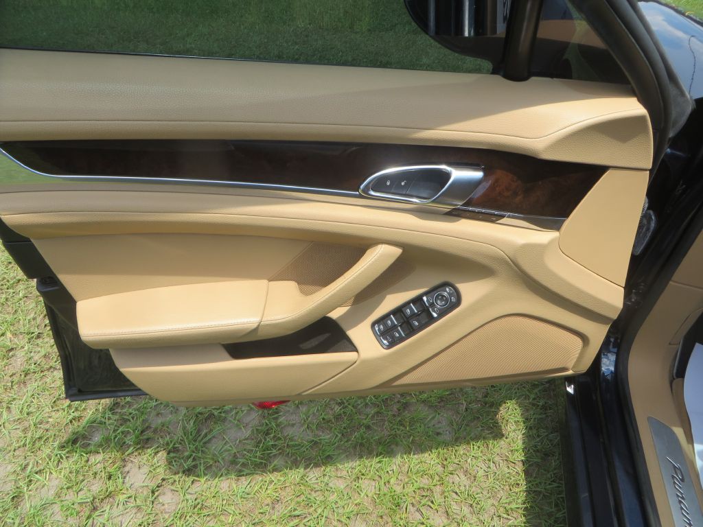 2015 Porsche Panamera Image 11