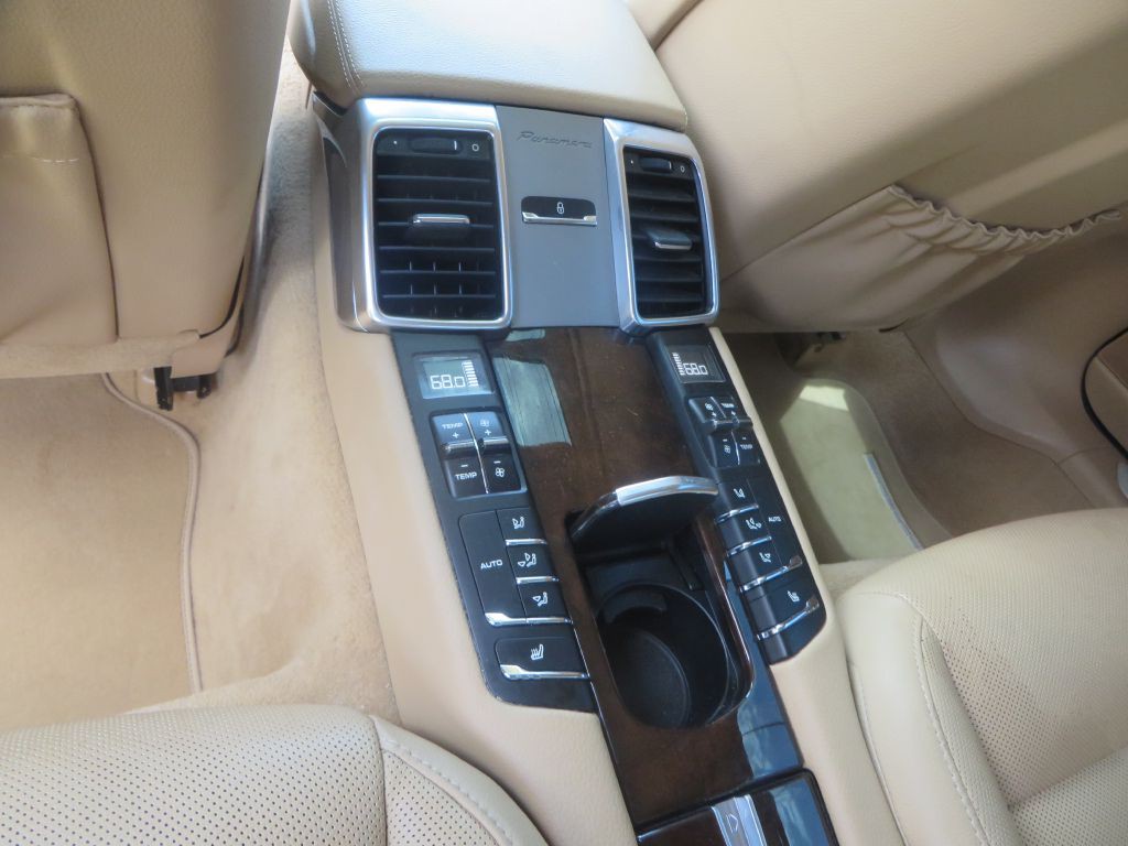 2015 Porsche Panamera Image 27