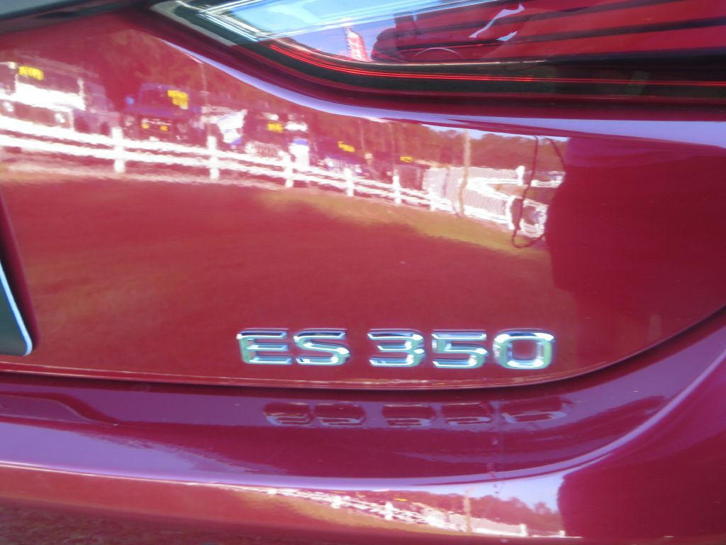 2021 Lexus ES Image 9
