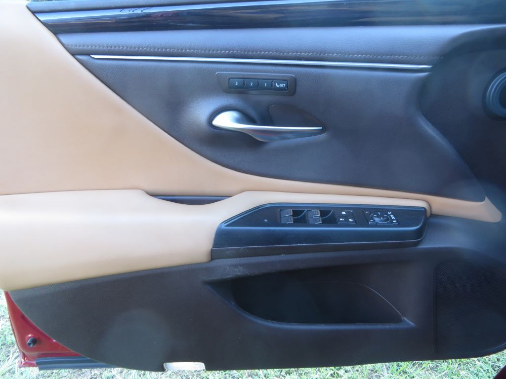 2021 Lexus ES Image 24