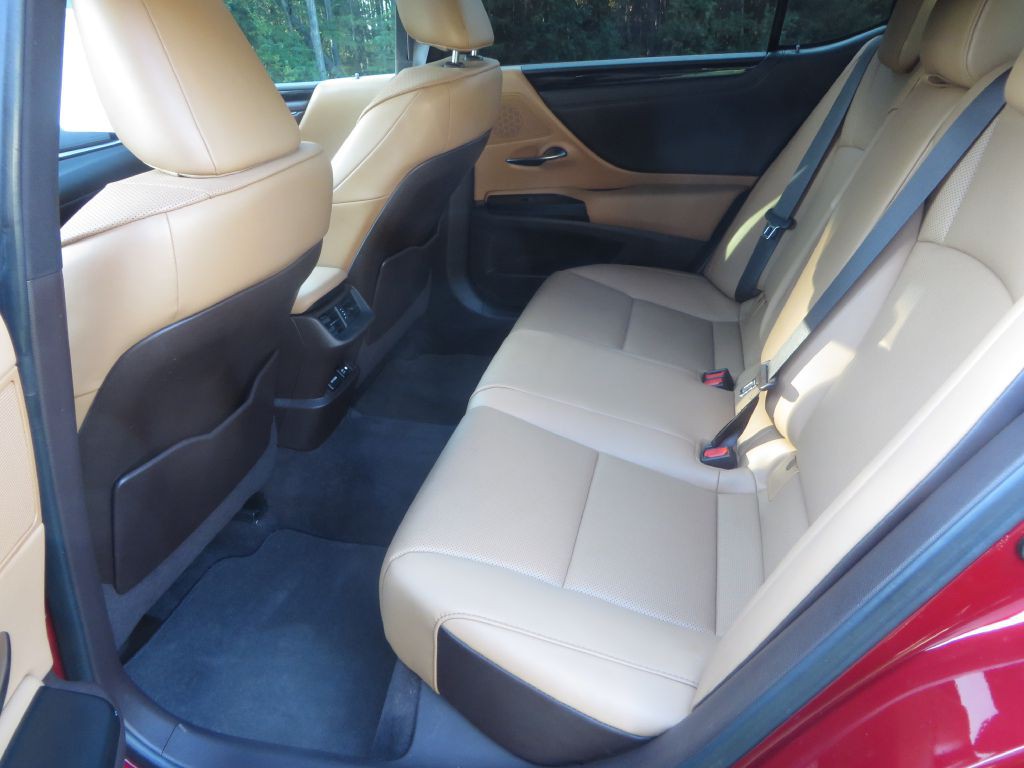 2021 Lexus ES Image 26