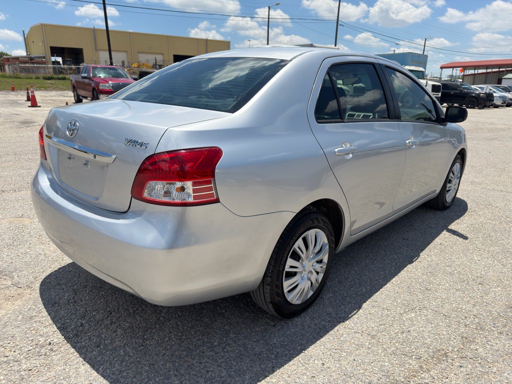 2012 Toyota Yaris Image 5