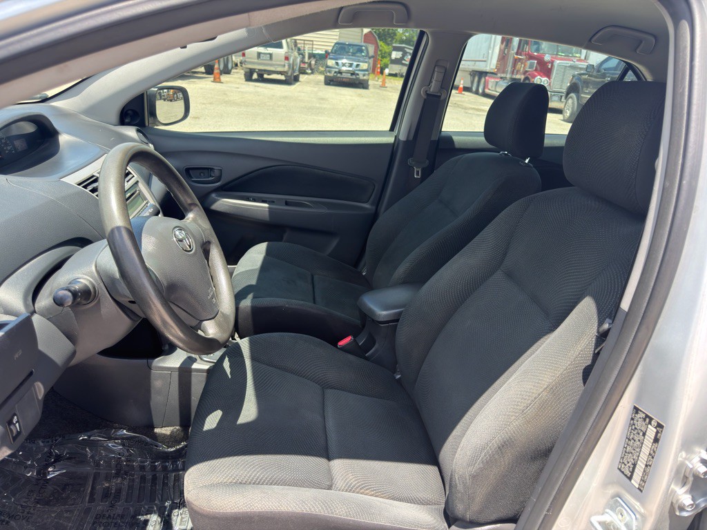 2012 Toyota Yaris Image 8