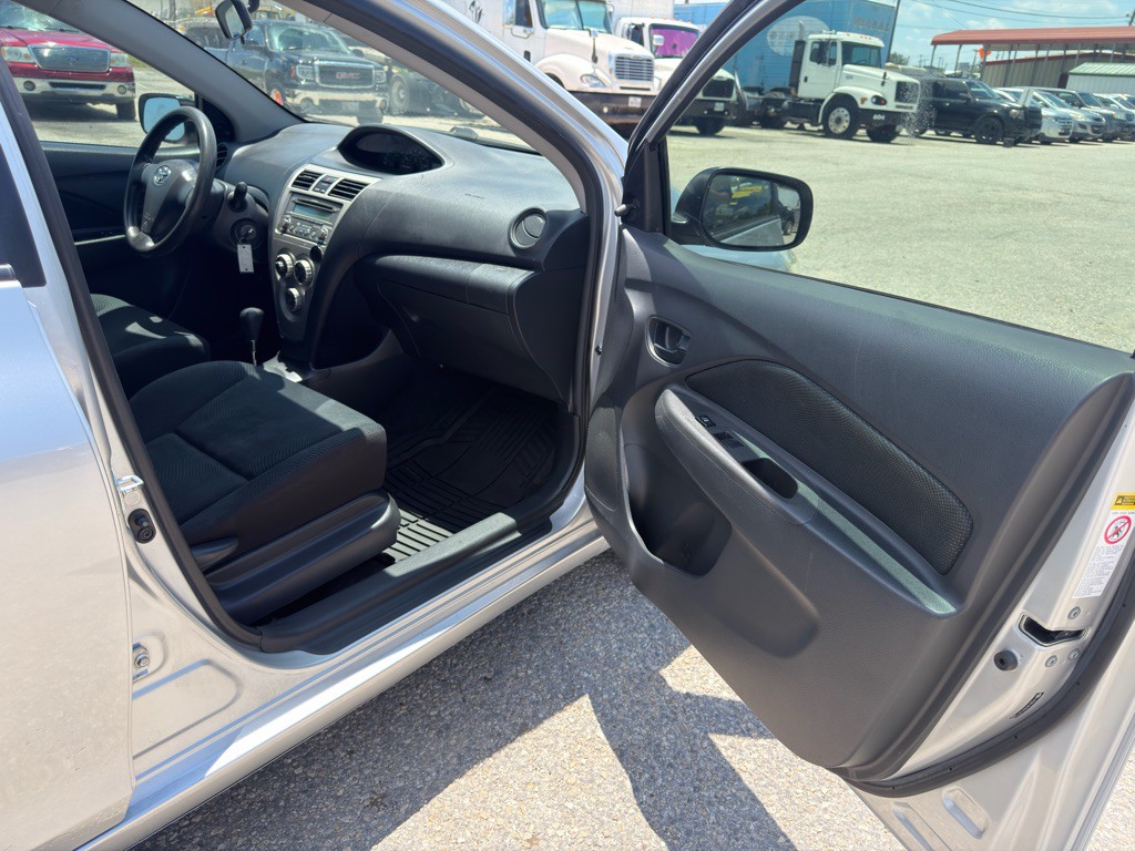2012 Toyota Yaris Image 12