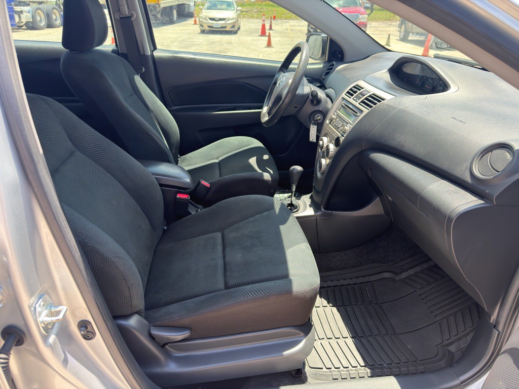 2012 Toyota Yaris Image 13