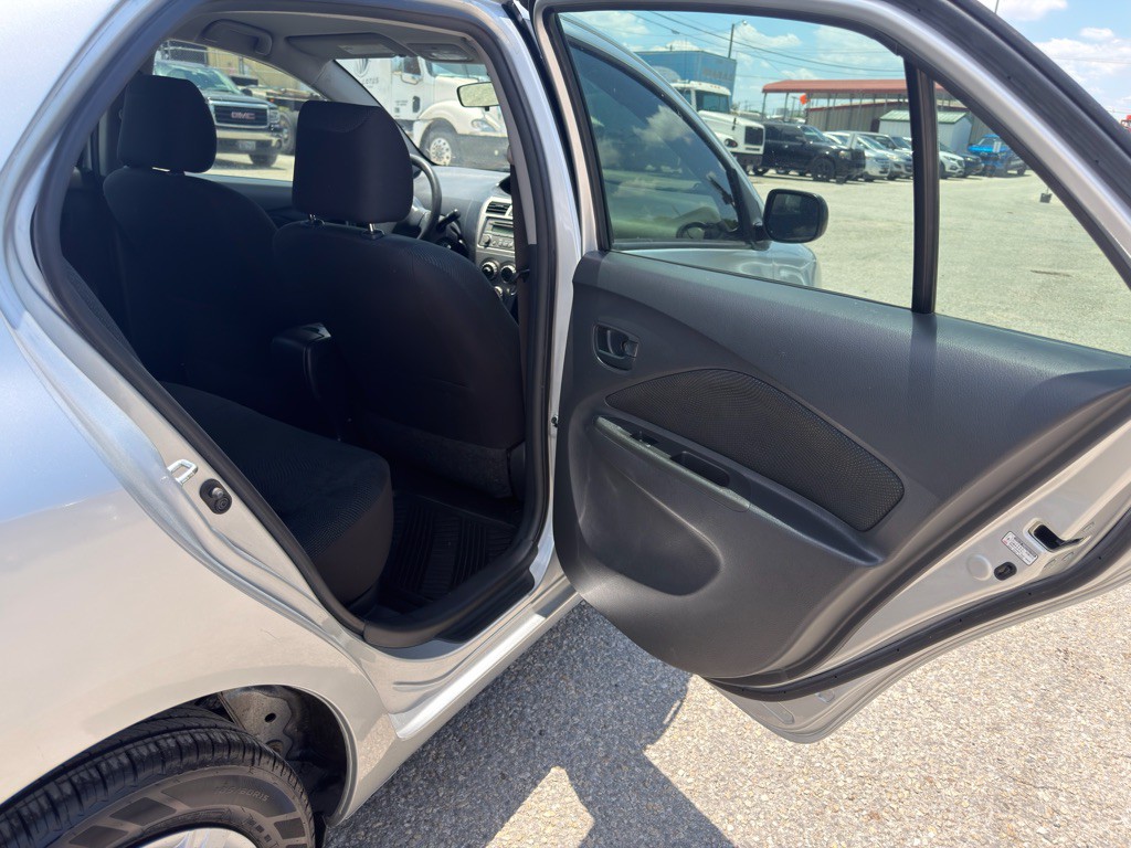 2012 Toyota Yaris Image 15
