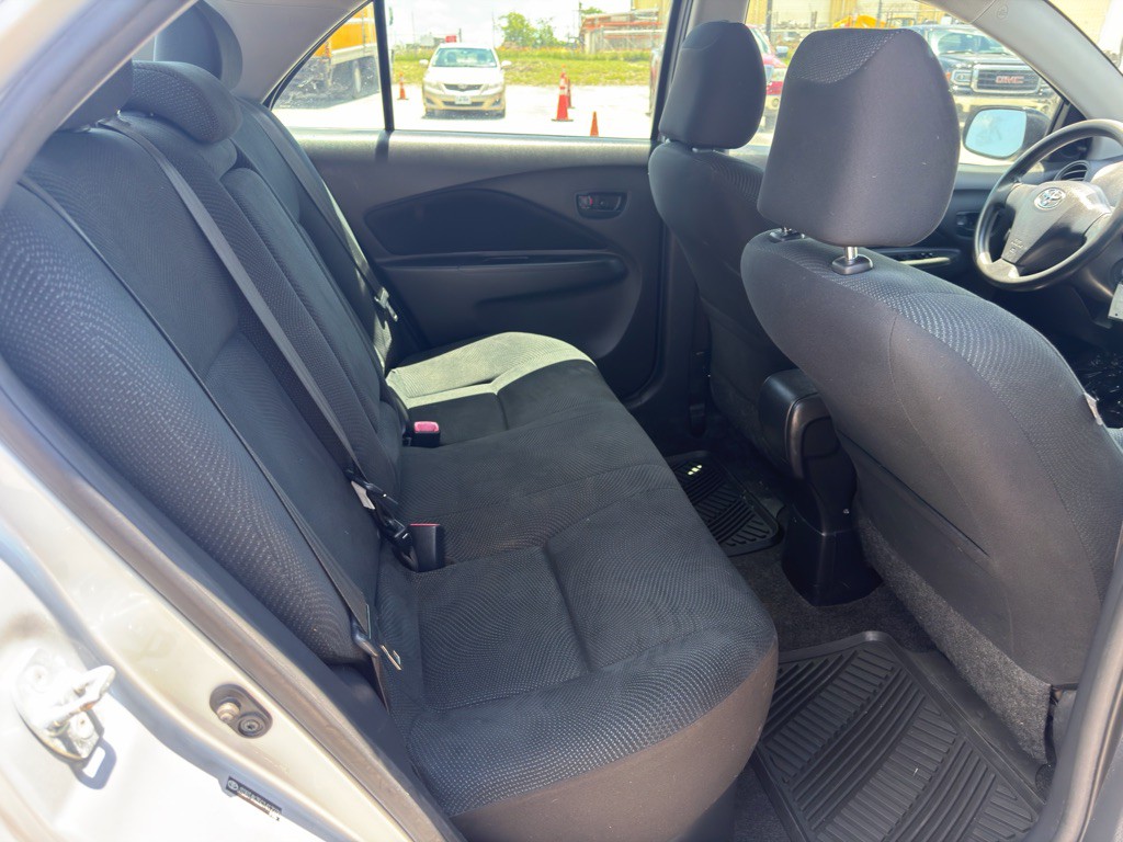 2012 Toyota Yaris Image 16