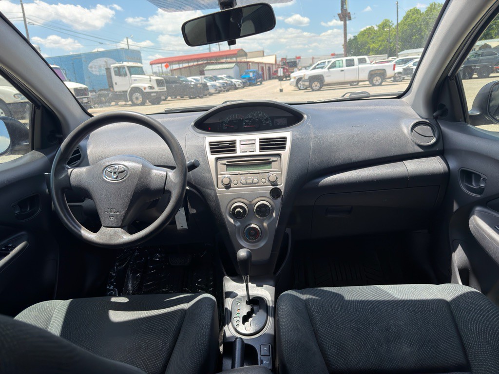 2012 Toyota Yaris Image 17
