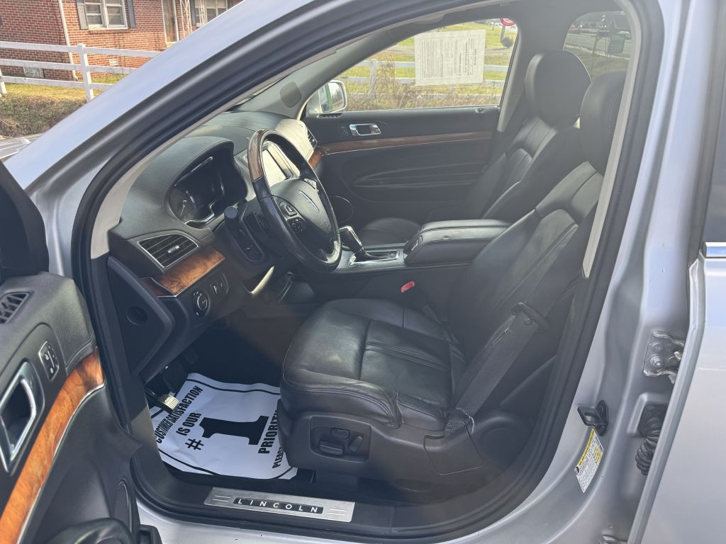 2014 Lincoln MKT Image 8