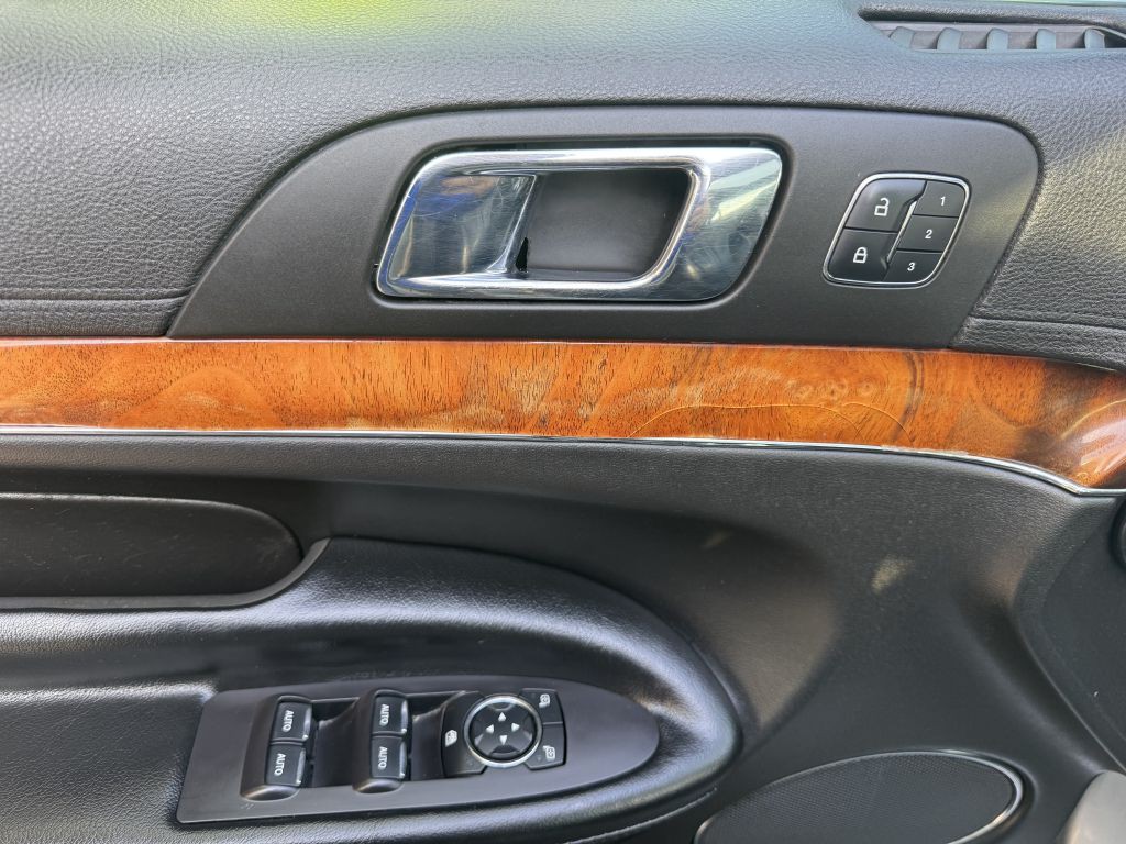 2014 Lincoln MKT Image 17