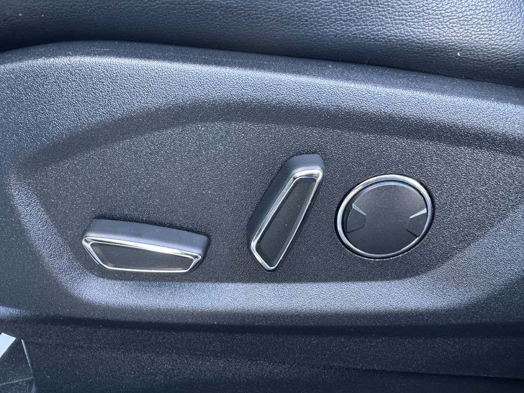 2017 Ford Edge Image 16