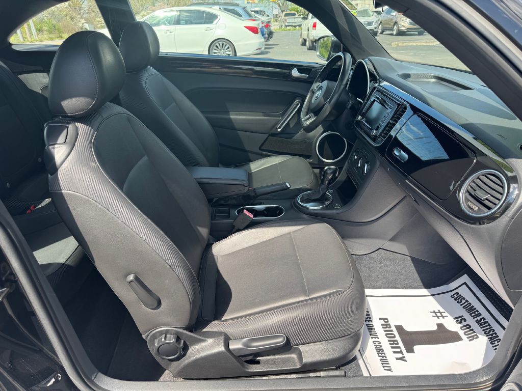 2013 Volkswagen Beetle Image 8