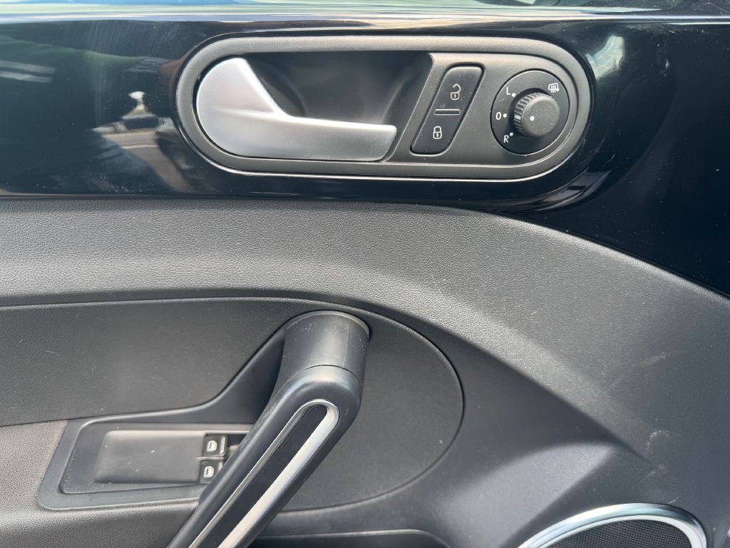 2013 Volkswagen Beetle Image 13