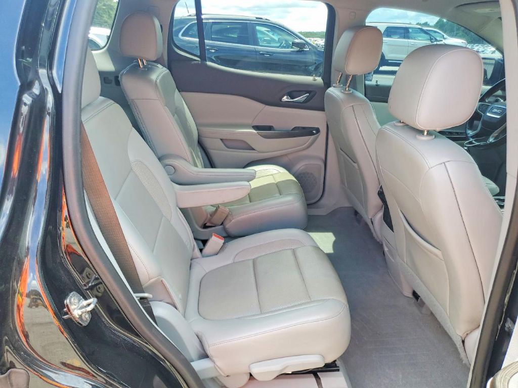 2020 GMC Acadia Image 2