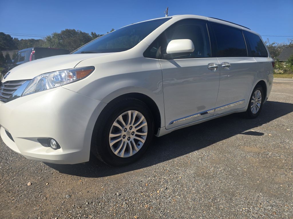 2015 Toyota Sienna Image 1