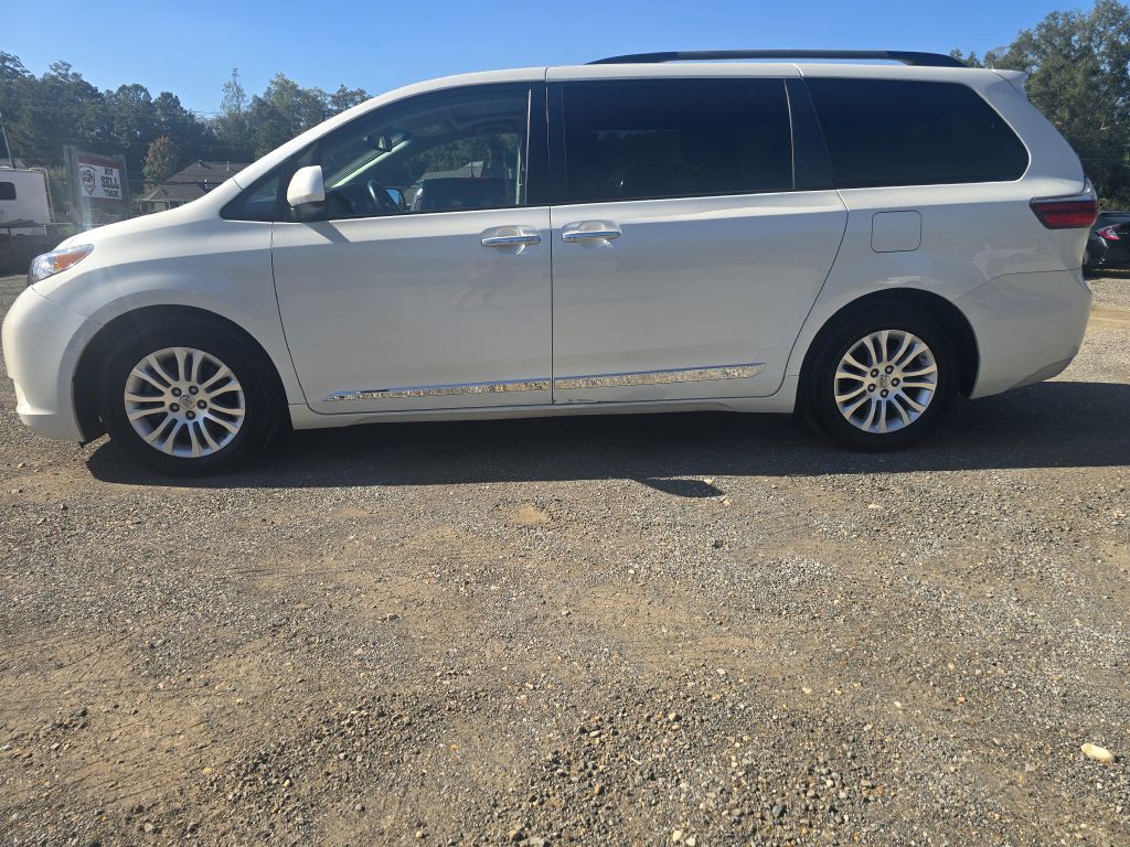 2015 Toyota Sienna Image 2