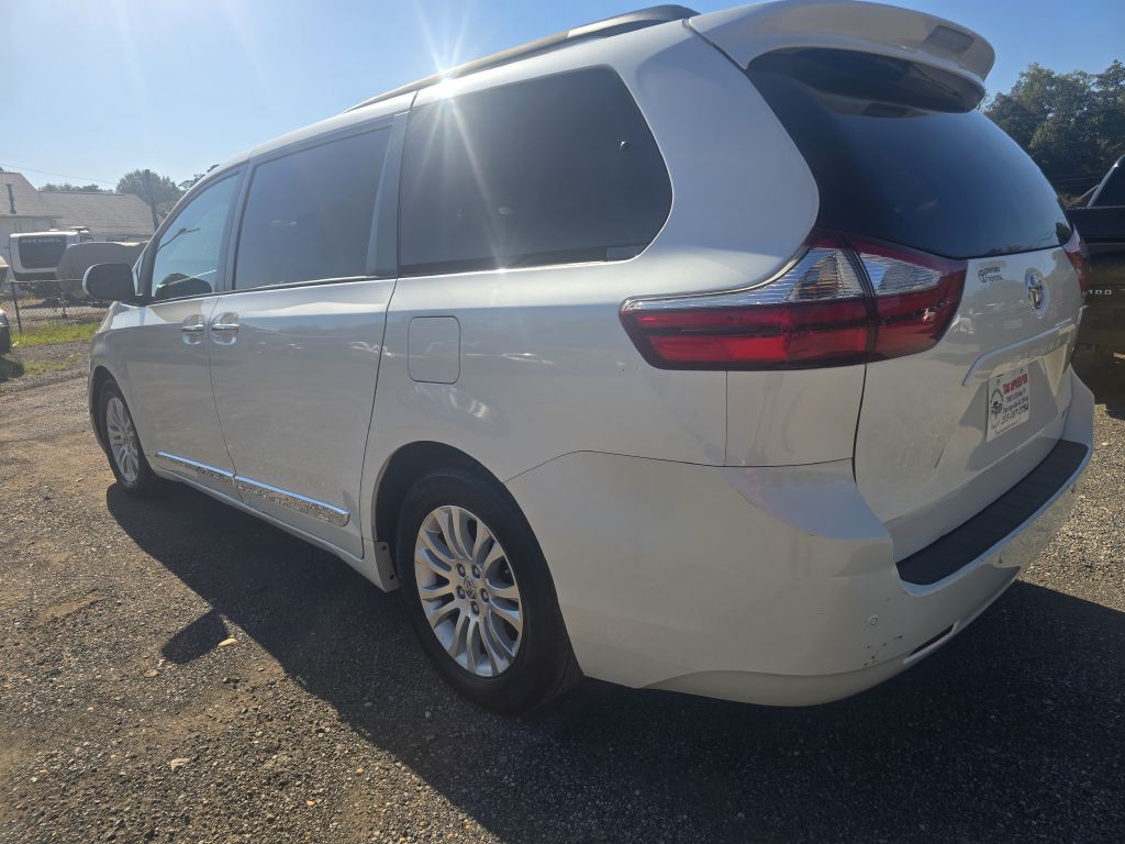 2015 Toyota Sienna Image 3