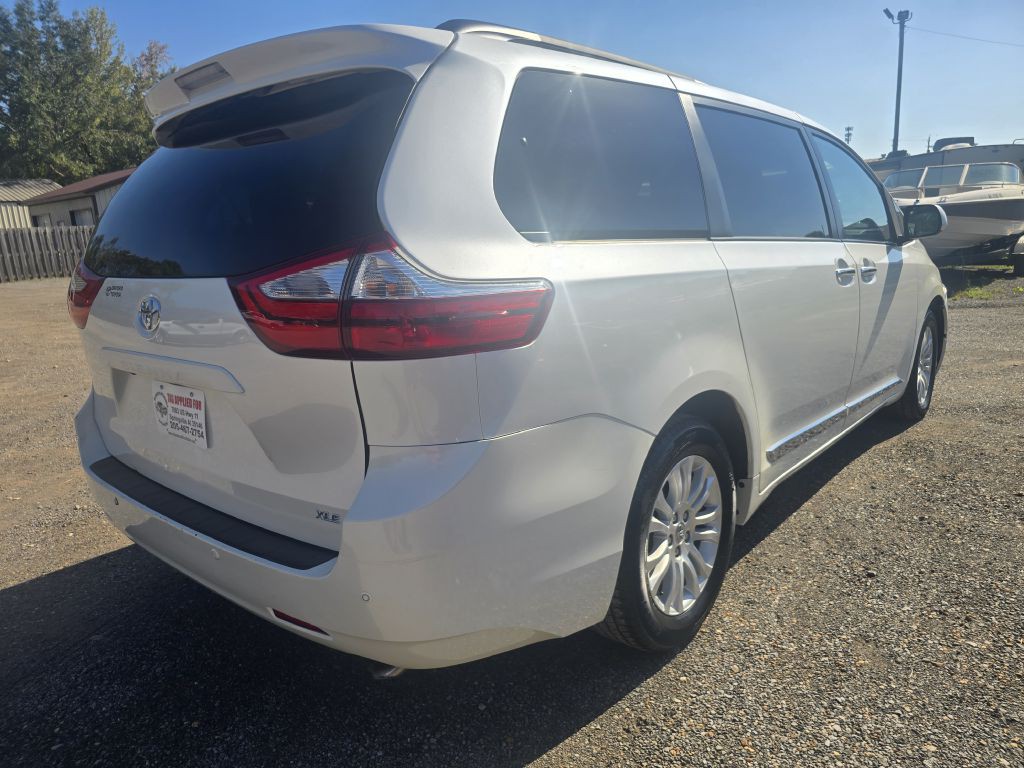 2015 Toyota Sienna Image 4