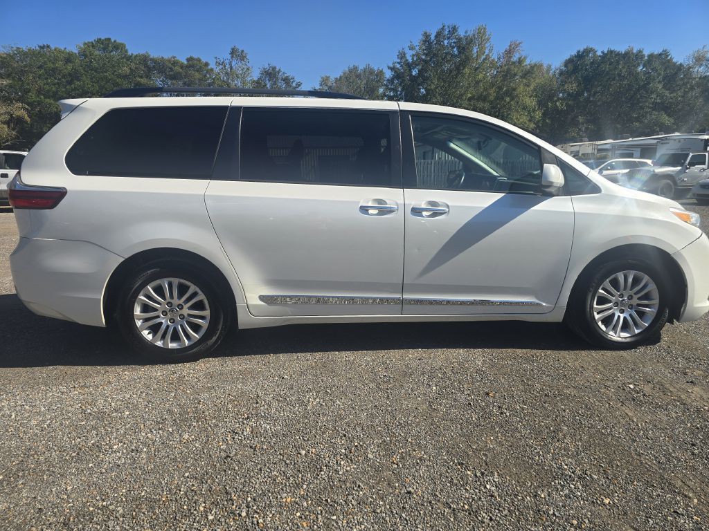 2015 Toyota Sienna Image 5