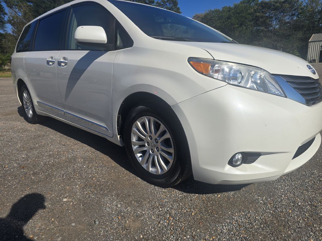 2015 Toyota Sienna Image 6