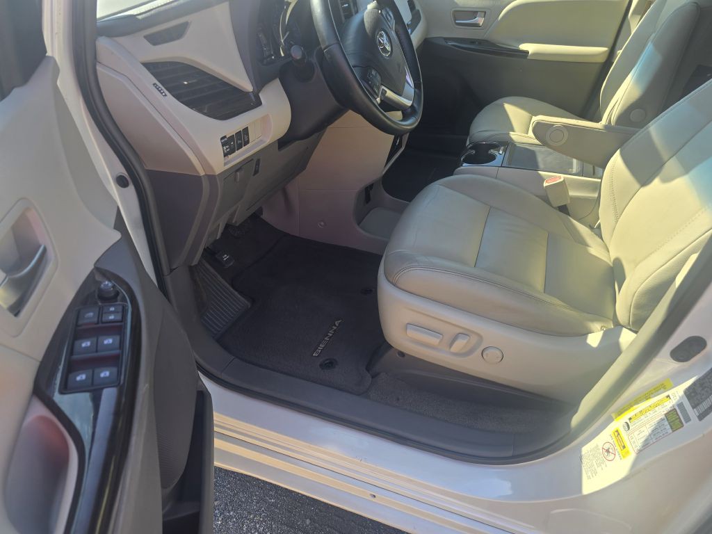 2015 Toyota Sienna Image 7