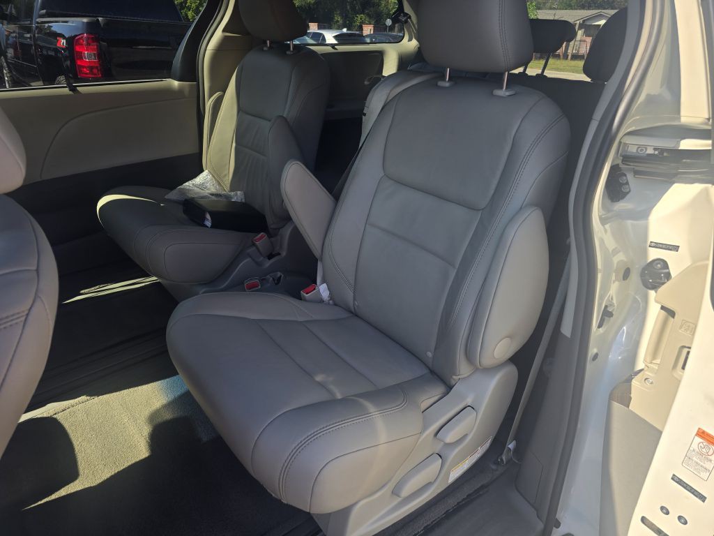 2015 Toyota Sienna Image 8