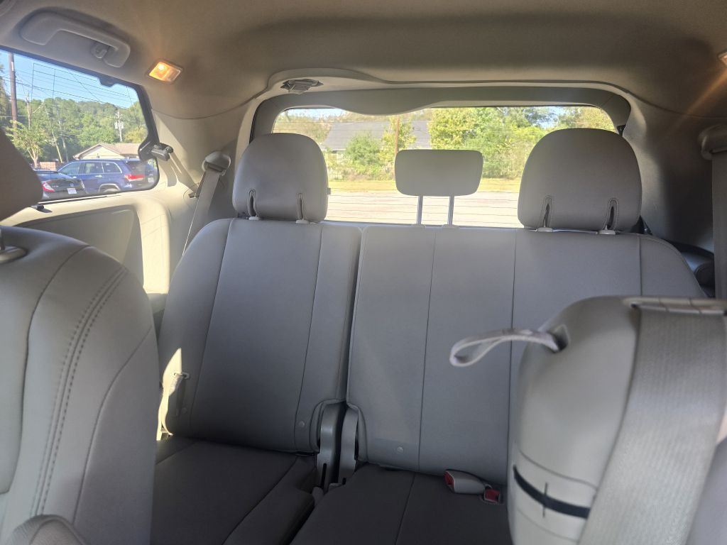 2015 Toyota Sienna Image 9
