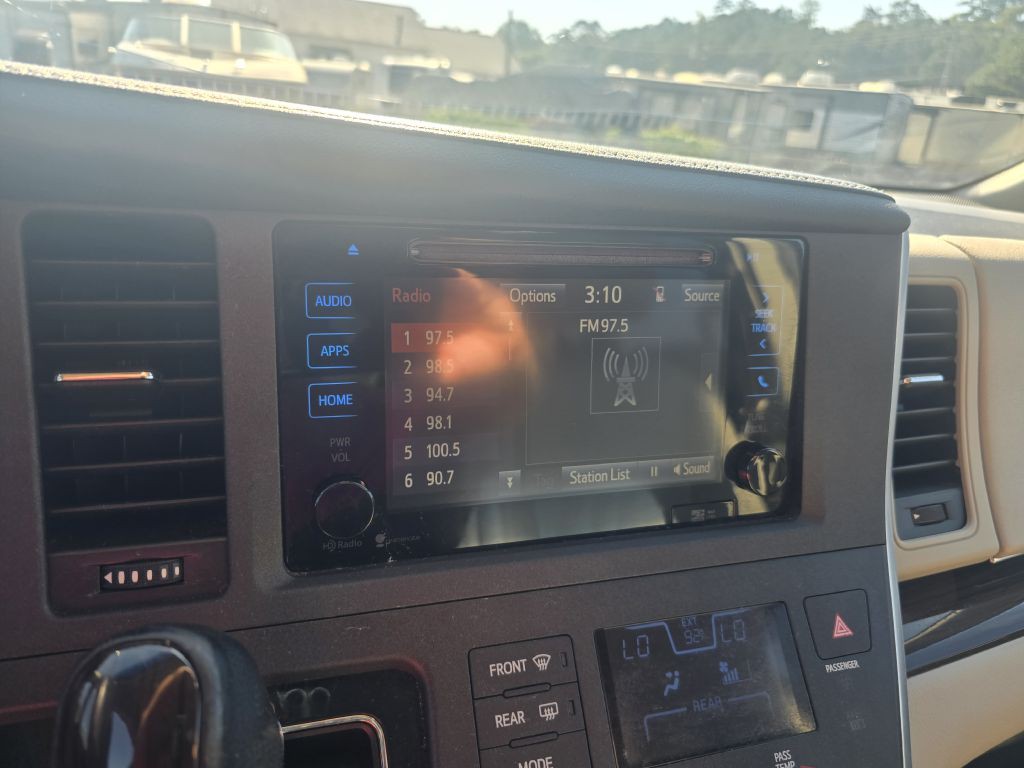 2015 Toyota Sienna Image 12