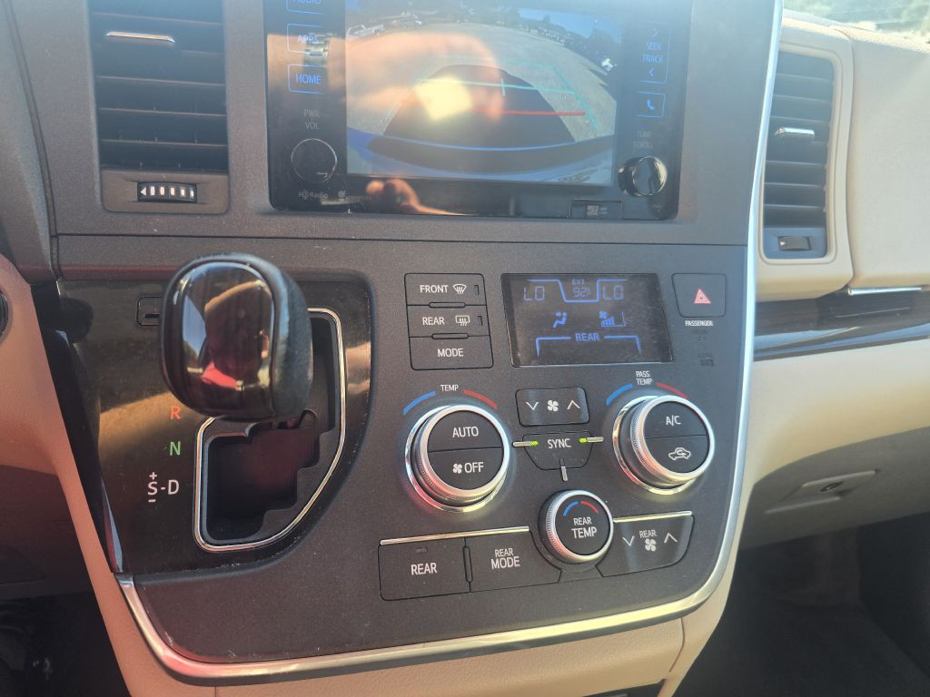 2015 Toyota Sienna Image 14