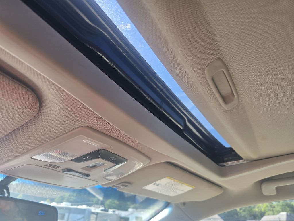 2015 Toyota Sienna Image 17