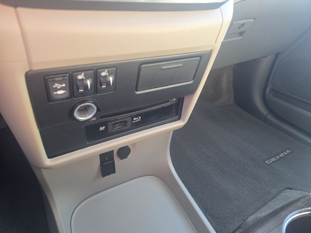 2015 Toyota Sienna Image 18