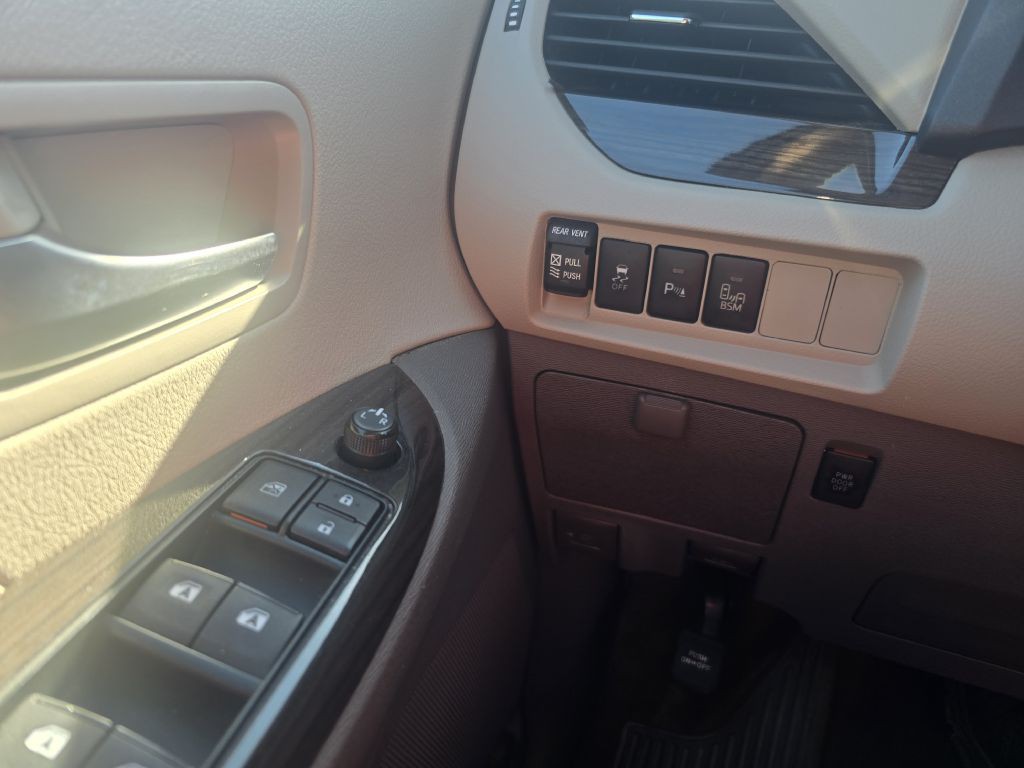 2015 Toyota Sienna Image 19