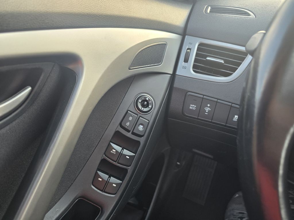 2016 Hyundai Elantra Image 16