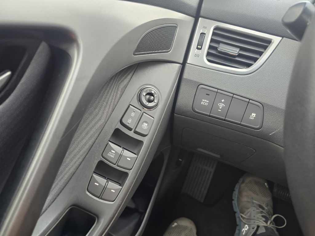 2013 Hyundai Elantra Image 13