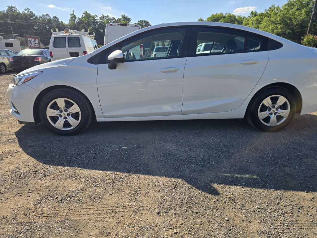 2017 Chevrolet Cruze Image 2