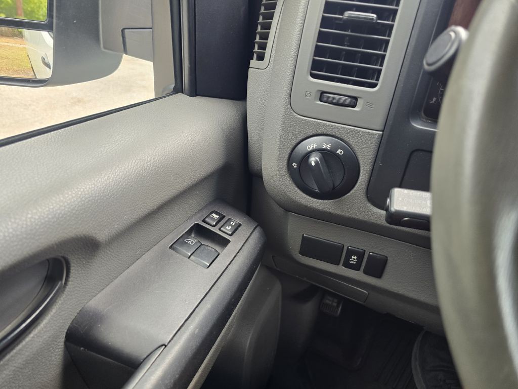 2018 Nissan NV Image 15