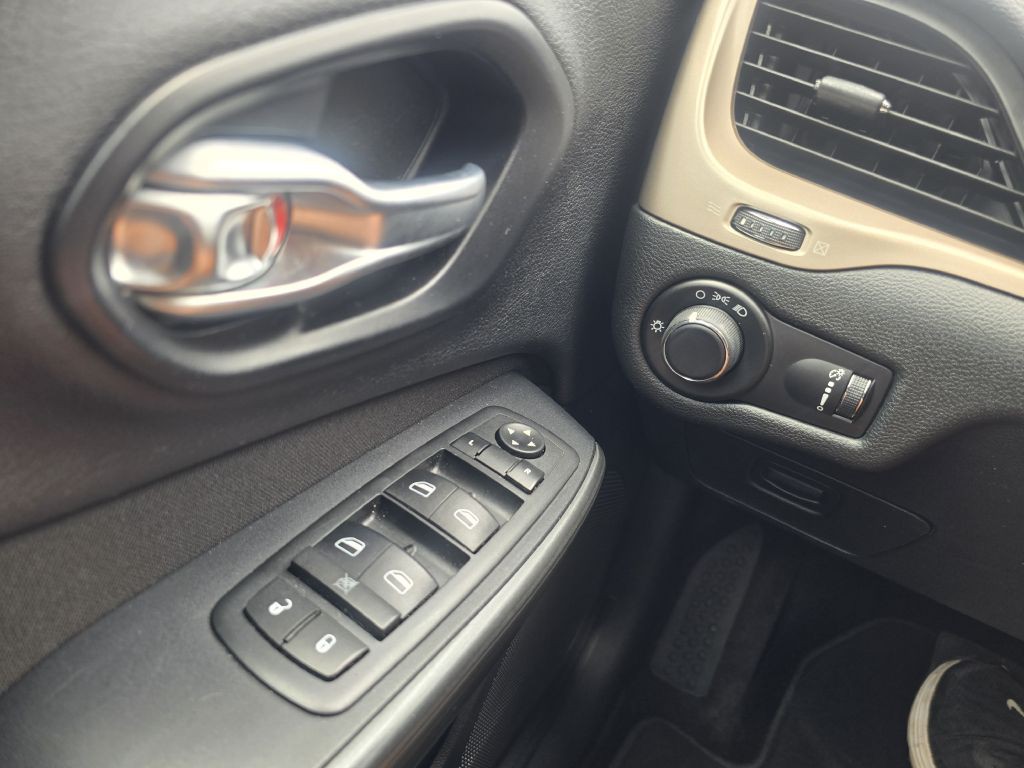 2016 Jeep Cherokee Image 16