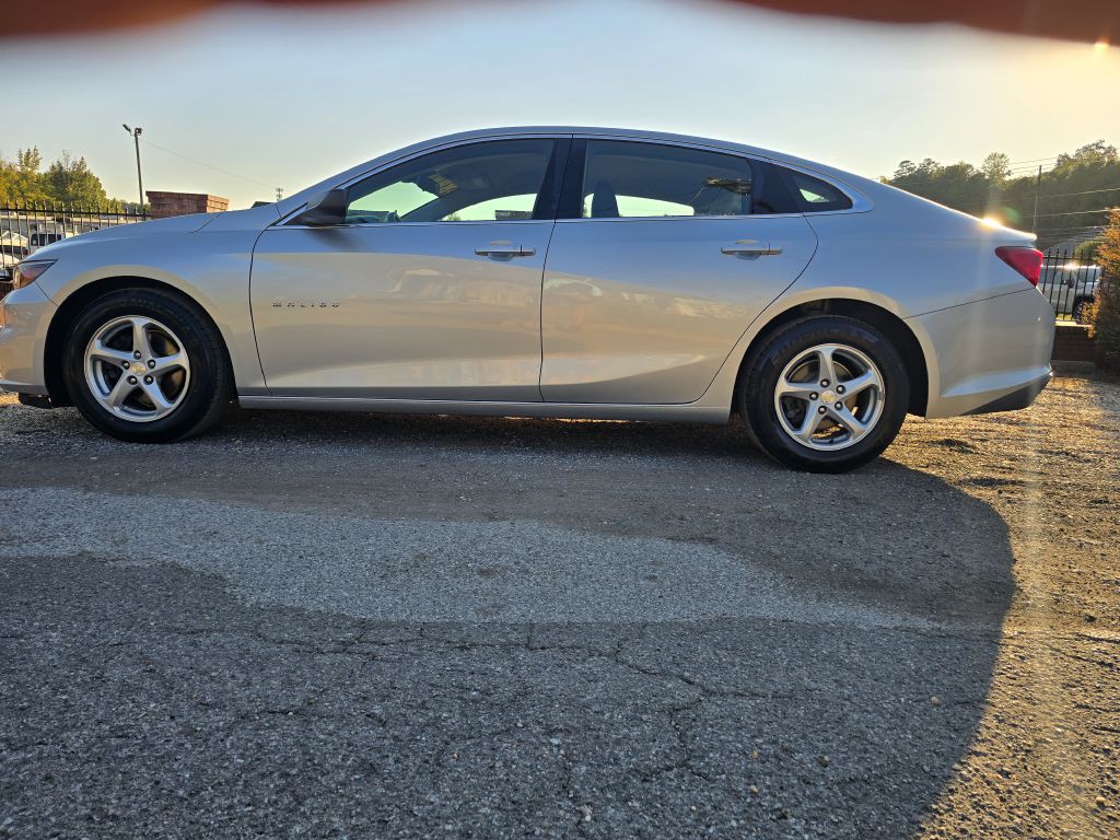 2017 Chevrolet Malibu Image 2