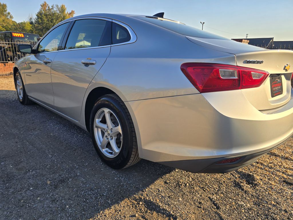 2017 Chevrolet Malibu Image 3