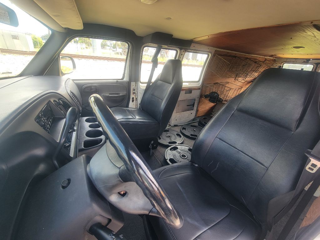 2003 Dodge Ram Van Image 2