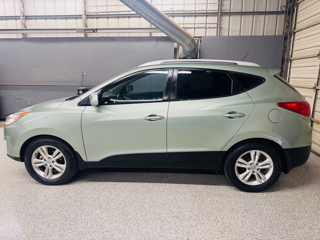 2011 Hyundai Tucson Image 2