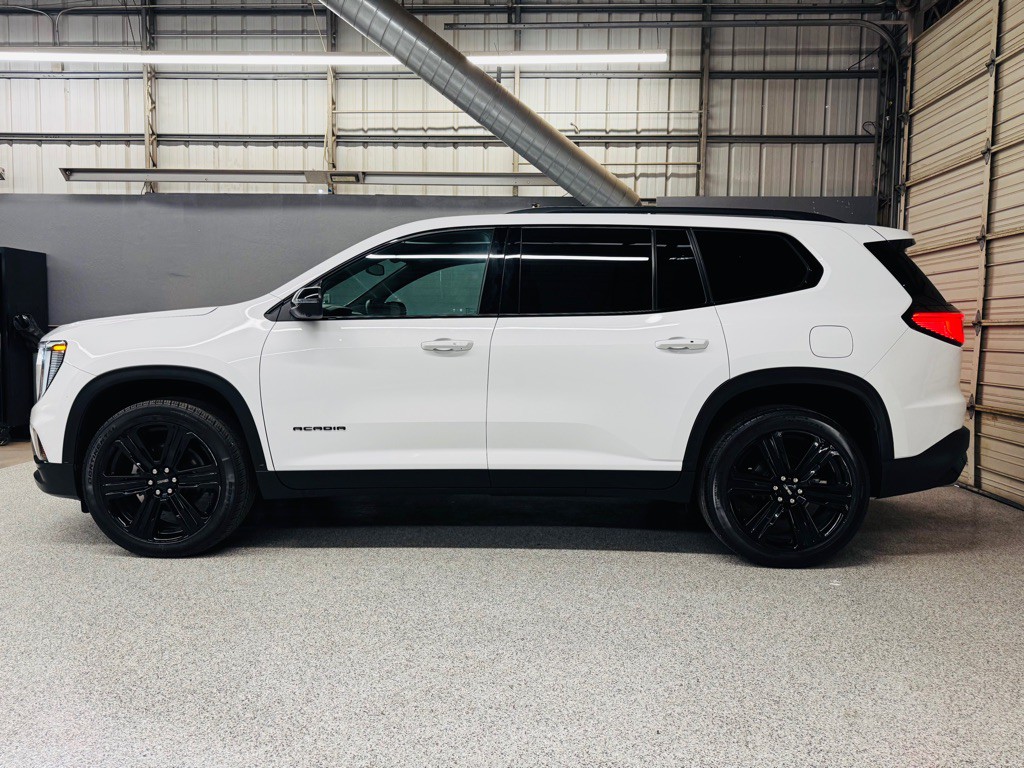2024 GMC Acadia Image 2