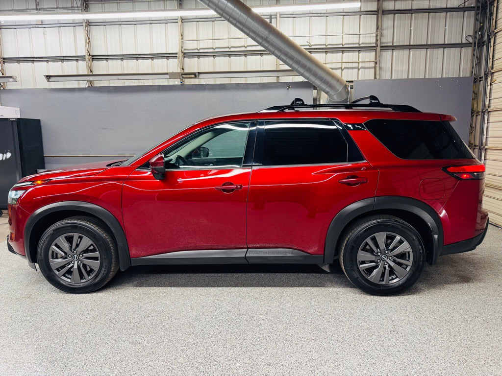 2022 Nissan Pathfinder Image 2