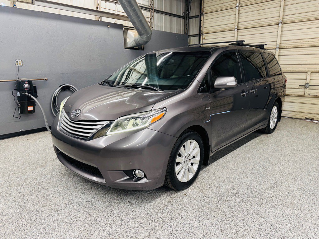 2016 Toyota Sienna Image 1