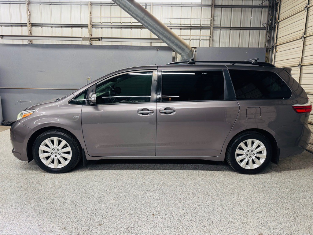 2016 Toyota Sienna Image 2